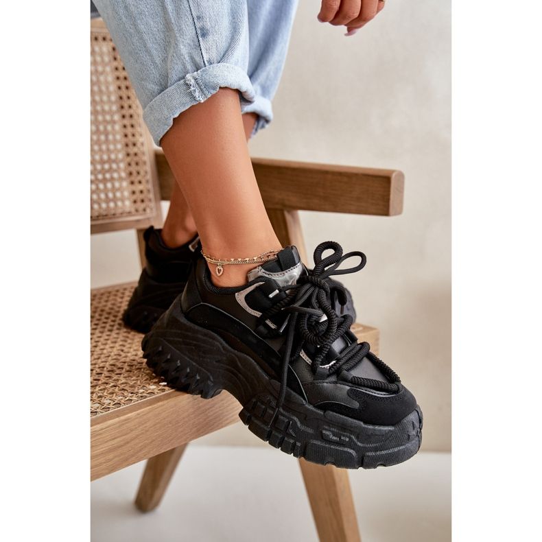 Zapatillas deportivas femeninas en una suela negra masiva negro 2