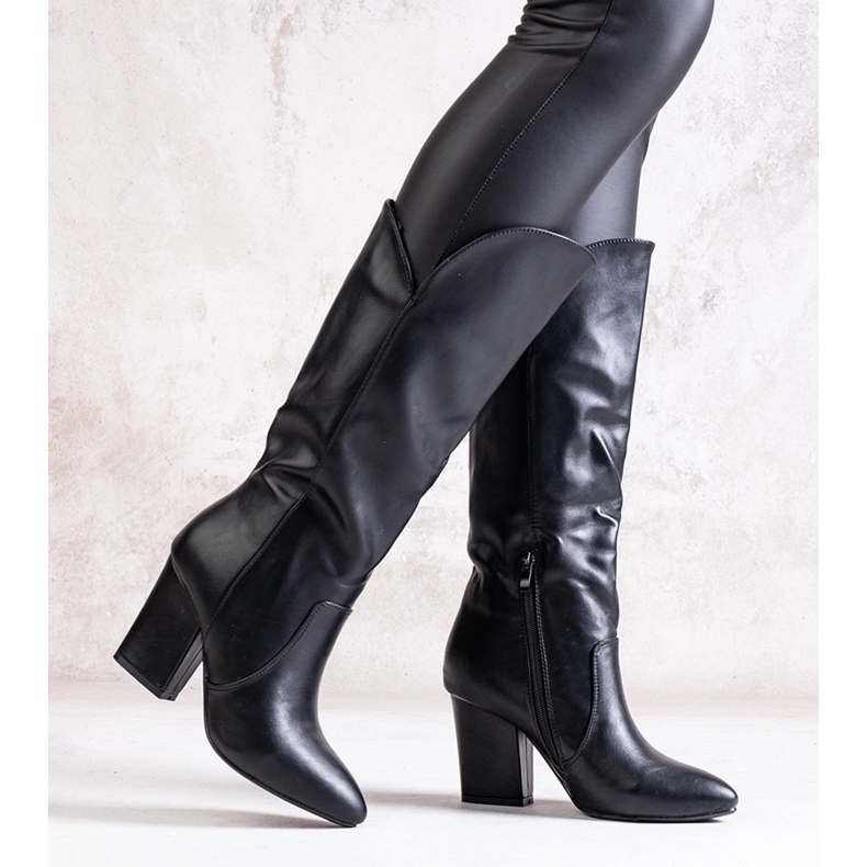 Botas negras de tacón confeccionadas en ecopiel Amare. negro 2