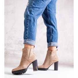 Botines beige con pedrería de Hayet 1