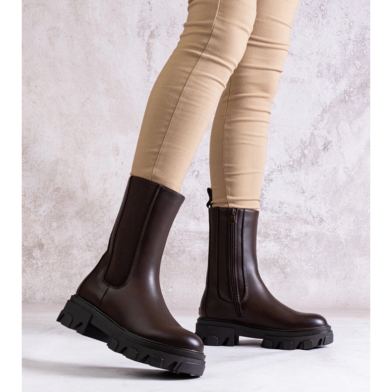 Botín alto marrón confeccionado en ecopiel Manera 2 Botín alto marrón confeccionado en ecopiel Manera 2