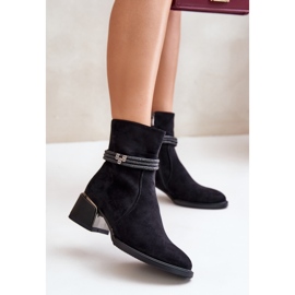 S.Barski Botas de mujer aisladas con tacón bajo y correas decorativas D&A MR880-027 negro 2 S.Barski Botas de mujer aisladas con tacón bajo y correas decorativas D&A MR880-027 negro 2