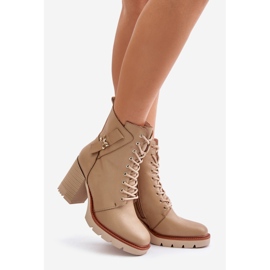 Jezzi Botines aislados beige con detalle dorado Ivarisse 1