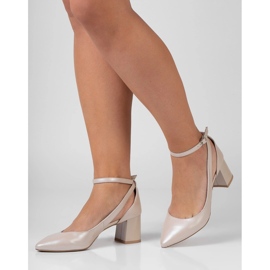 BUTDAM Salón Gabi beige tacón bajo 1