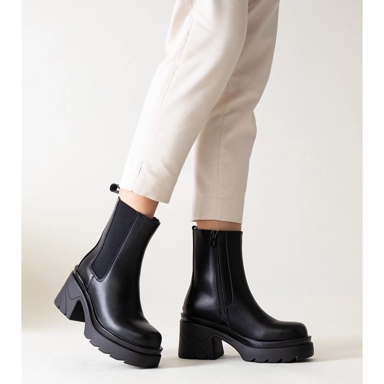 Botines negros con un enorme tacón Tharney. 1 Botines negros con un enorme tacón Tharney. 1