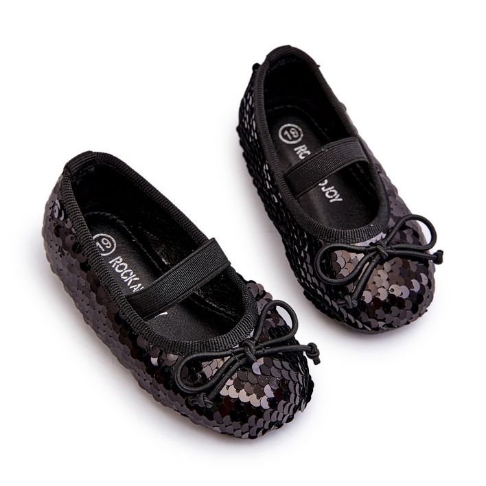 Bailarinas de niñas decoradas con lentejuelas y un arco negro 2