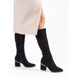 Botas de mujer de ante negro en el poste. 1 Botas de mujer de ante negro en el poste. 1