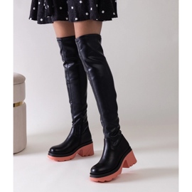 Botas aislantes negras con un enorme bloque Meragomi negro 1