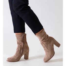 Botines beige ajustados de tacón en ante ecológico de Haner 1