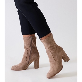 Botines beige ajustados de tacón en ante ecológico de Haner 2