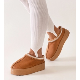 Zapatillas marrones decoradas con bordados sobre plataforma alta de Luanela marrón 2