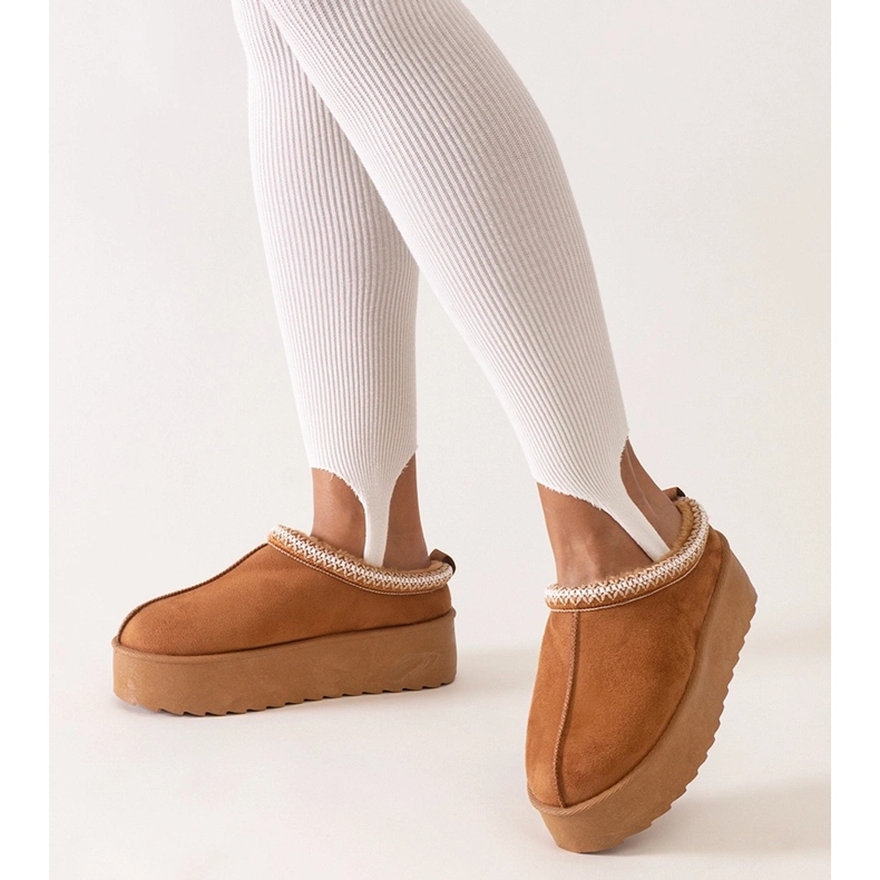 Zapatillas marrones decoradas con bordados sobre plataforma alta de Luanela marrón 1