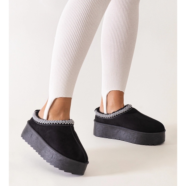 Zapatillas negras decoradas con bordados sobre plataforma alta Luanel negro 1