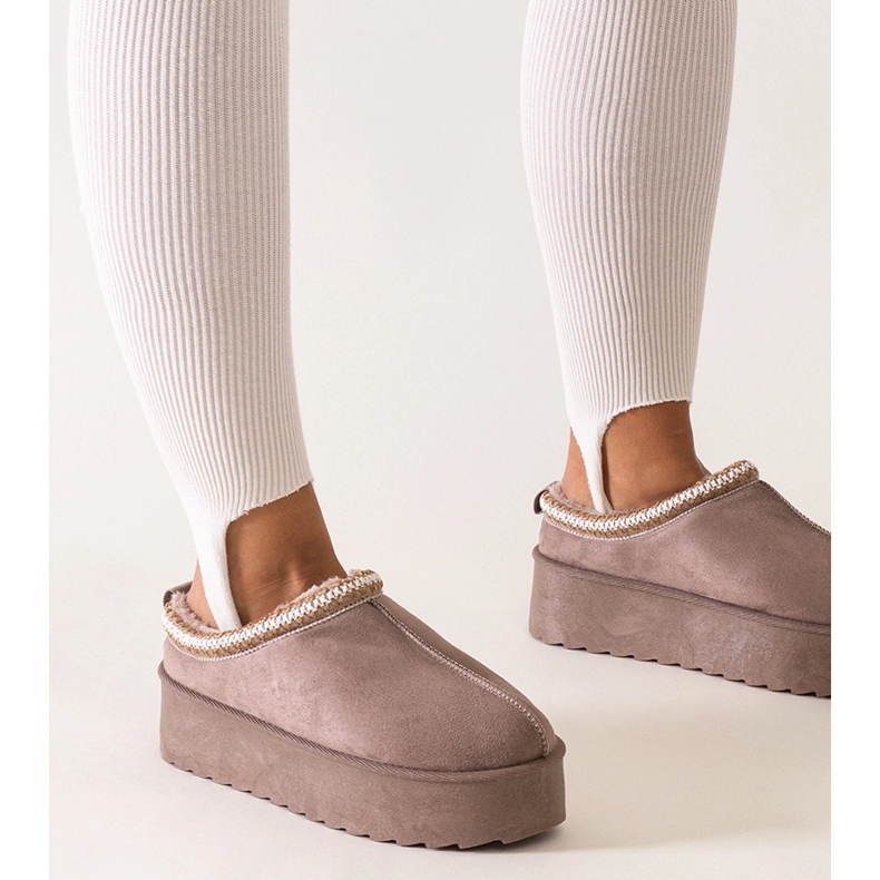 Zapatillas beige oscuro decoradas con bordados sobre plataforma alta de Luanela 1