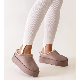 Zapatillas beige oscuro decoradas con bordados sobre plataforma alta de Luanela 2