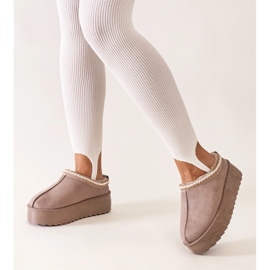 Zapatillas beige oscuro decoradas con bordados sobre plataforma alta de Luanela 3