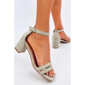 Sandalias verdes de tacón bajo 3