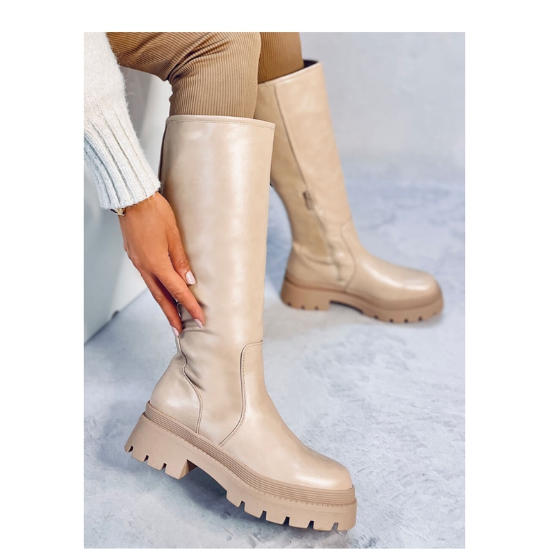 Botas beige con suela gruesa. 1