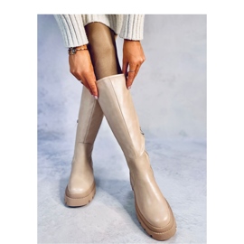 Botas beige con suela gruesa. 2