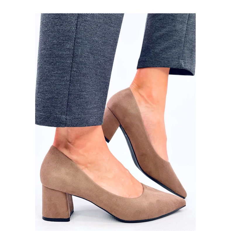 Zapatos de salón caqui de tacón bajo marrón 1