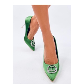 Tacones verdes con decoración de cristal. 1
