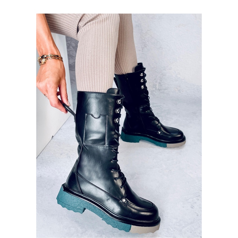 Botas con suela de color negro 2