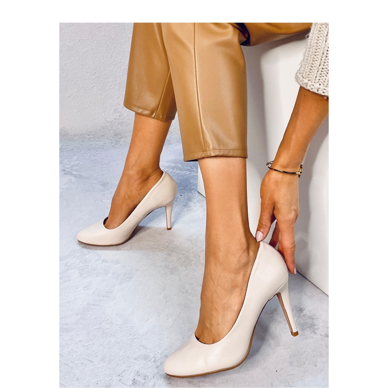 Zapatos de salón de mujer beige con tacón 1 Zapatos de salón de mujer beige con tacón 1