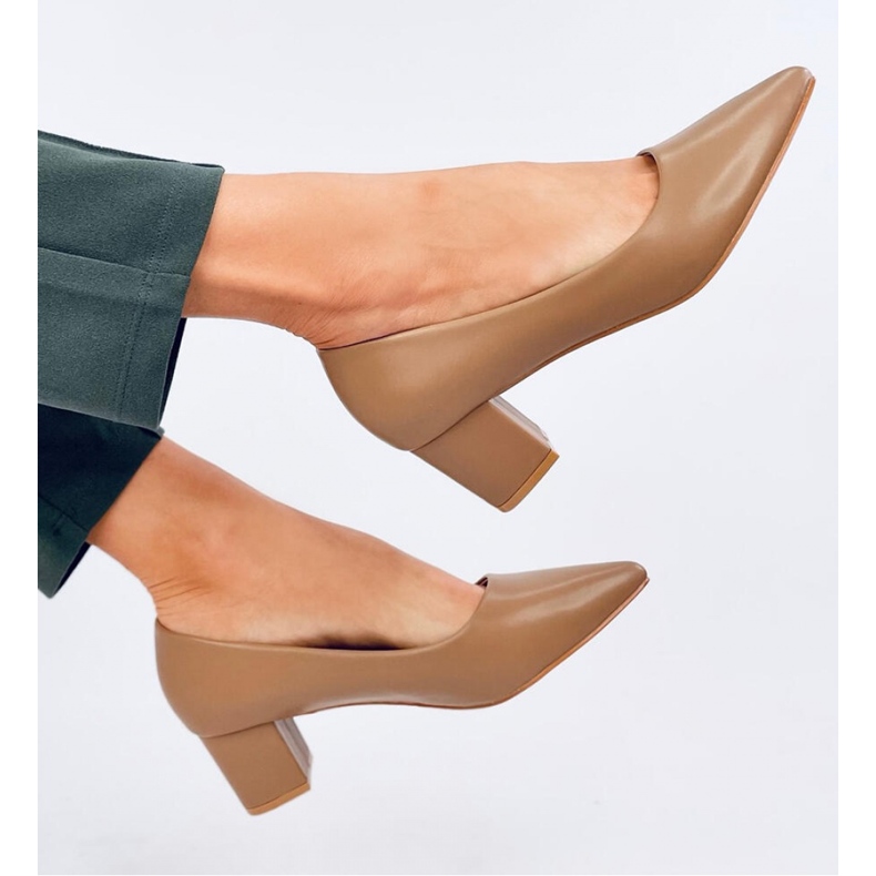 Zapatos de salón caqui de tacón bajo marrón 1