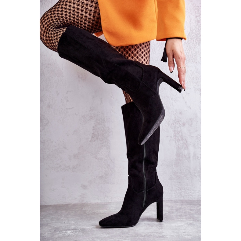 Botas negras para mujer en el puesto. negro 1