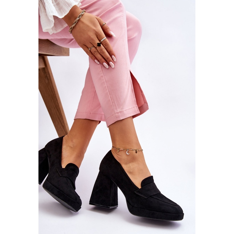 Zapatos de salón de mujer negros con tacón macizo. 1