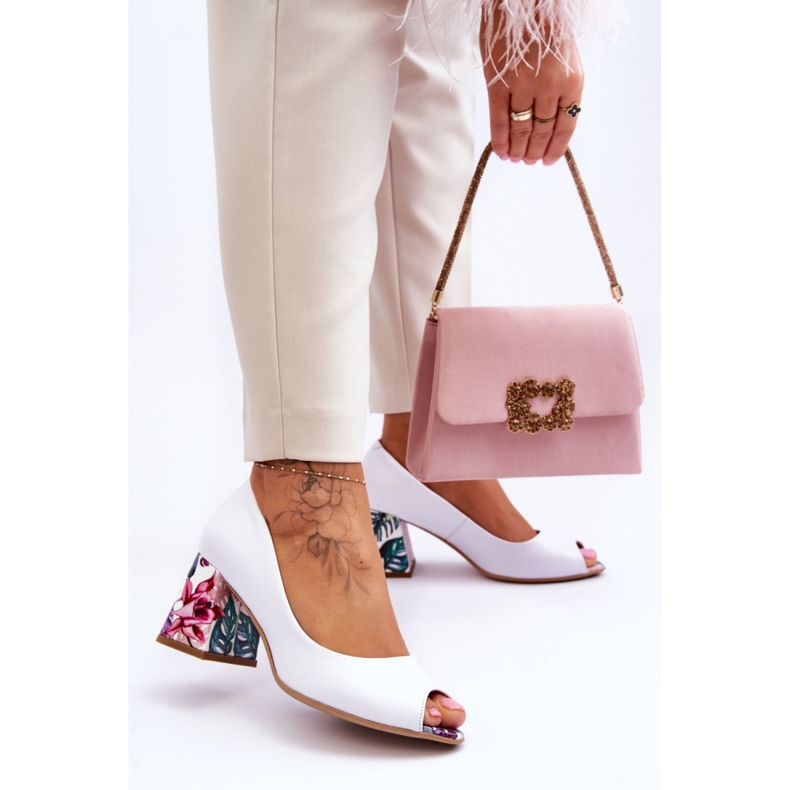 Zapatos de salón de mujer con tacón decorativo Lewski Pumps Lewski White Groch blanco 1