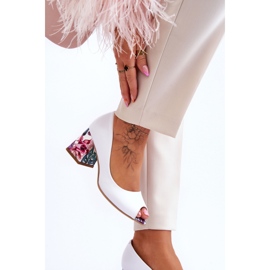 Zapatos de salón de mujer con tacón decorativo Lewski Pumps Lewski White Groch blanco 2