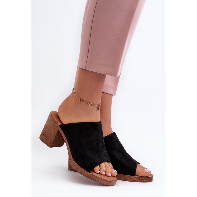 Elegantes chanclas de tacón negras. negro 1