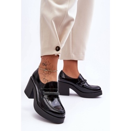 Zapatos de tacón con decoración negra. negro 1