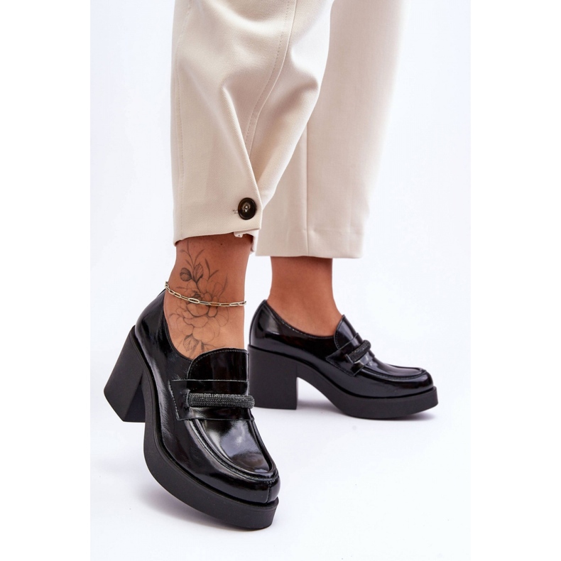 Zapatos de tacón con decoración negra. negro 1