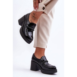 Zapatos de tacón con decoración negra. negro 2