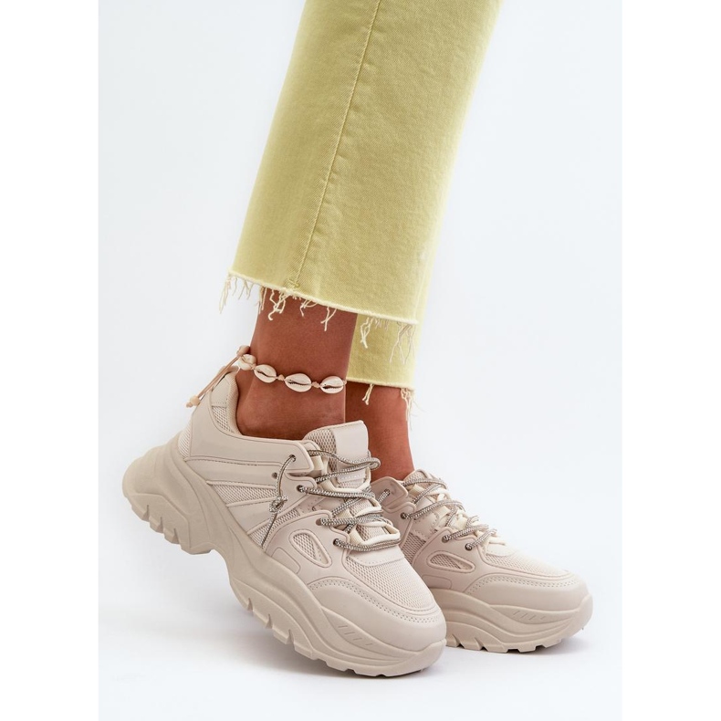 Calzado deportivo sobre una enorme plataforma beige. 1