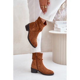 Botines clásicos de mujer confeccionados en ante ecológico Camel marrón 2