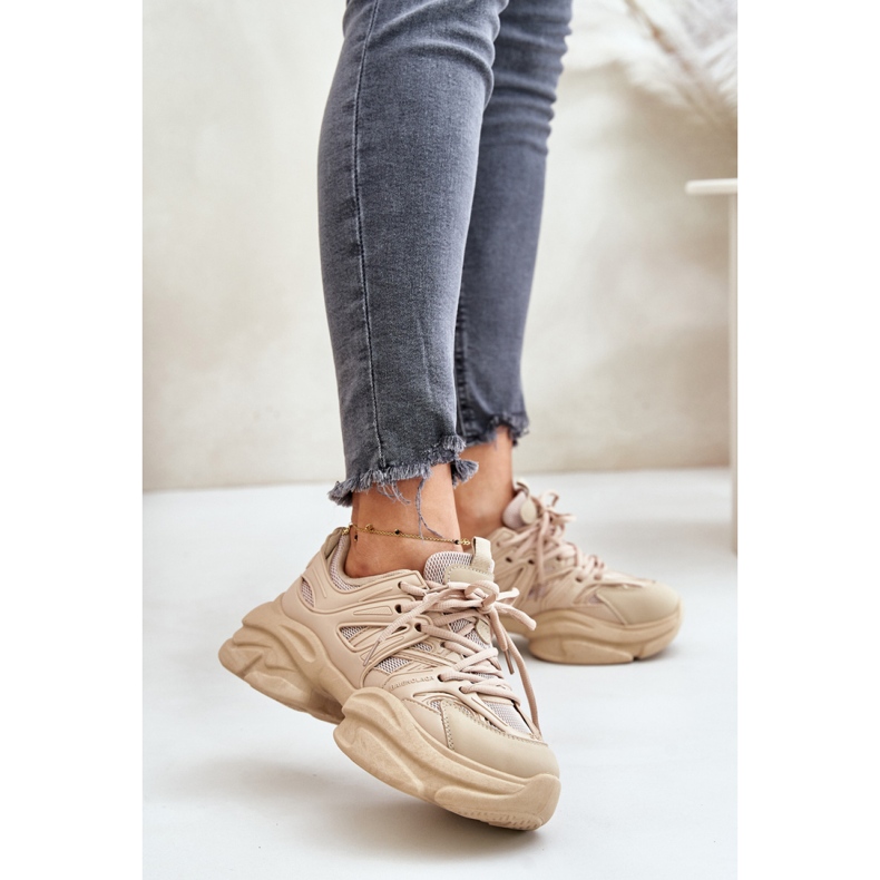 Zapatillas de mujer beige con suela maciza. 1