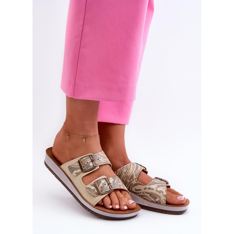 Chanclas de moda de la marca INBLU. beige 1