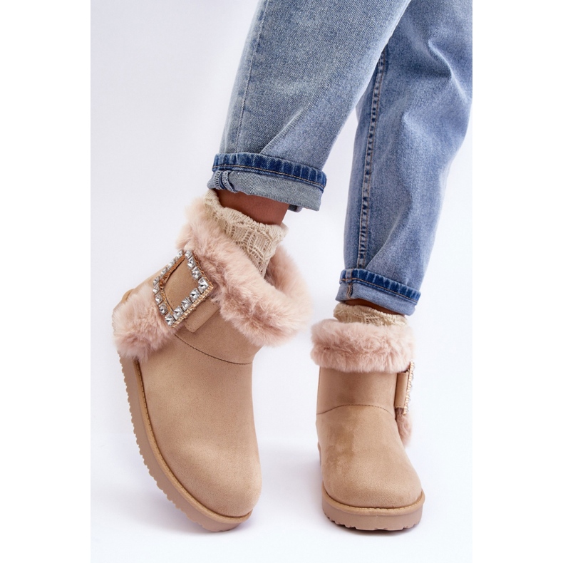 Botas de nieve beige de mujer de moda. 1 Botas de nieve beige de mujer de moda. 1