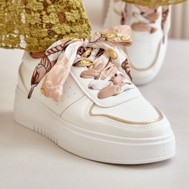 Zapatillas de mujer con piel ecológica y decoración. blanco 1