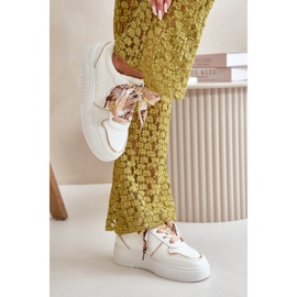 Zapatillas de mujer con piel ecológica y decoración. blanco 2
