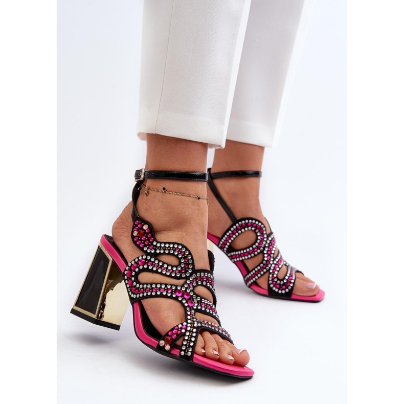 Sandalias de mujer con decoración en el talón. negro 1