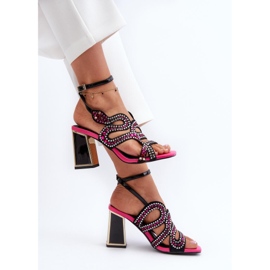 Sandalias de mujer con decoración en el talón. negro 2