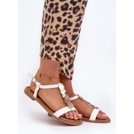 Sandalias planas de mujer con decoración dorada. blanco 1