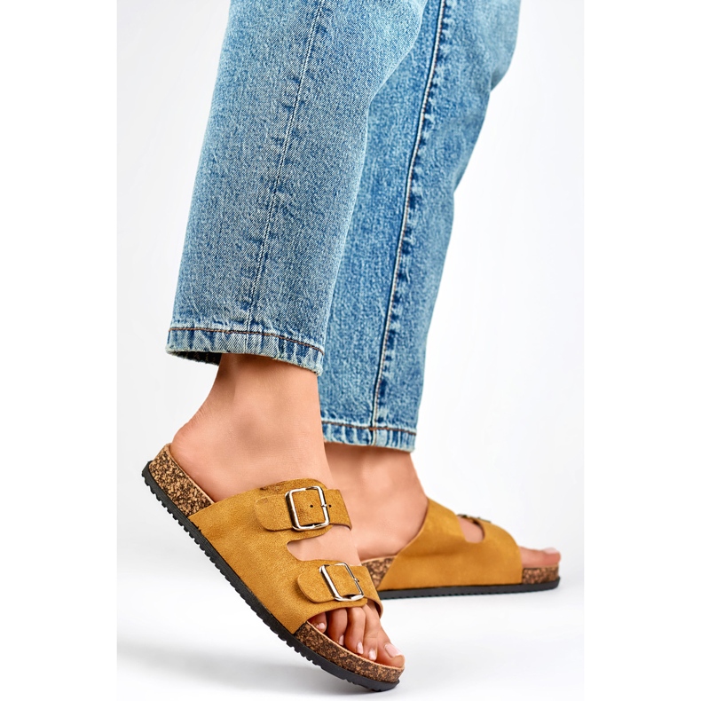 Chanclas de mujer confeccionadas en ante ecológico 98-179C camel marrón 1