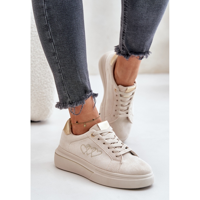 Zapatillas de deporte para mujeres en la plataforma con corazones beige 2