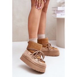 Botas de nieve Mavora marrones con cordones en una plataforma beige 2 Botas de nieve Mavora marrones con cordones en una plataforma beige 2