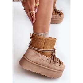 Botas de nieve Mavora marrones con cordones en una plataforma beige 8