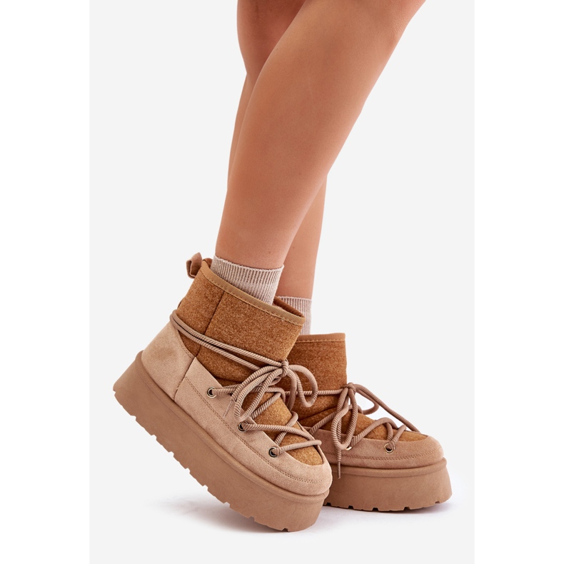 Botas de nieve Mavora marrones con cordones en una plataforma beige 1